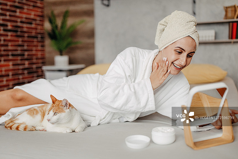 与宠物共度的早晨图片素材