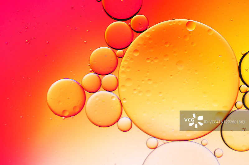 彩色背景下的水中油抽象图片素材