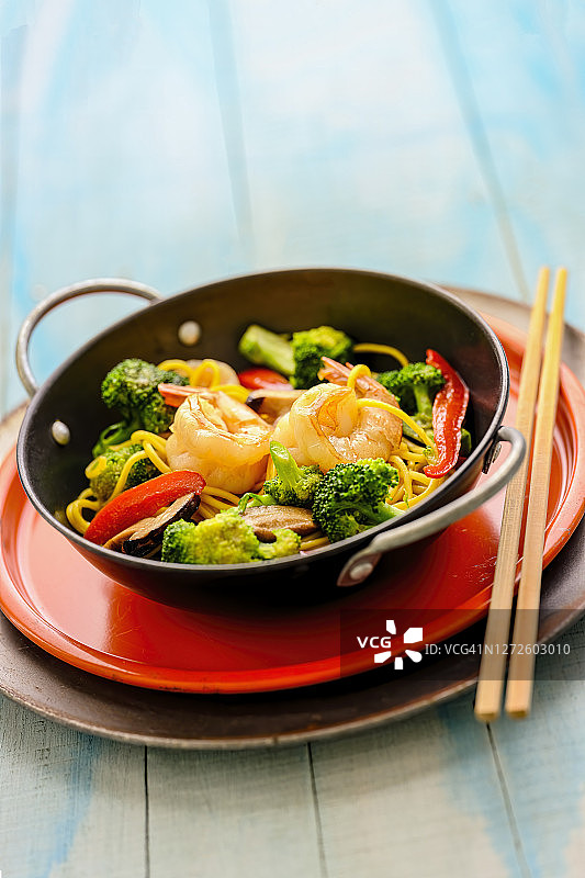 搭配蔬菜和面条的亚洲风味炒虾图片素材