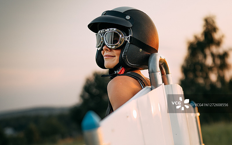 戴着喷气背包翅膀玩耍的男孩图片素材