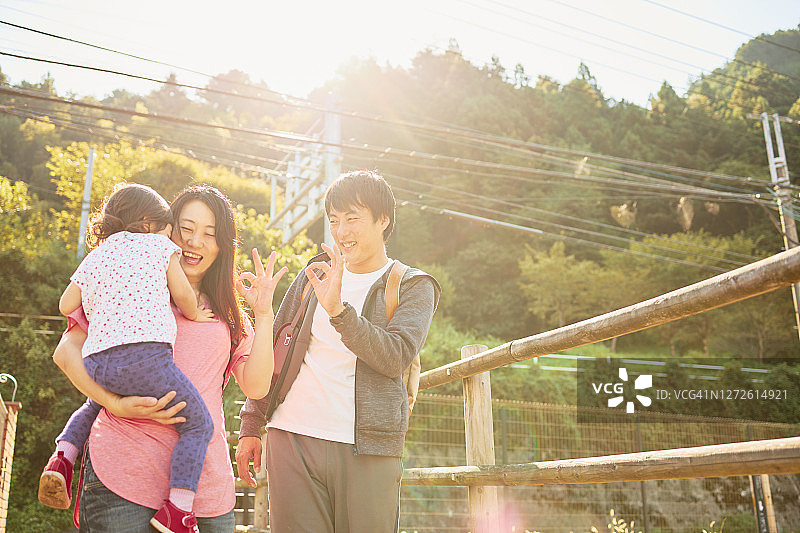 一家人在东京水源边散步图片素材