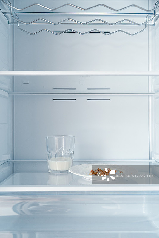 冷藏冰箱里半杯牛奶和面包屑图片素材