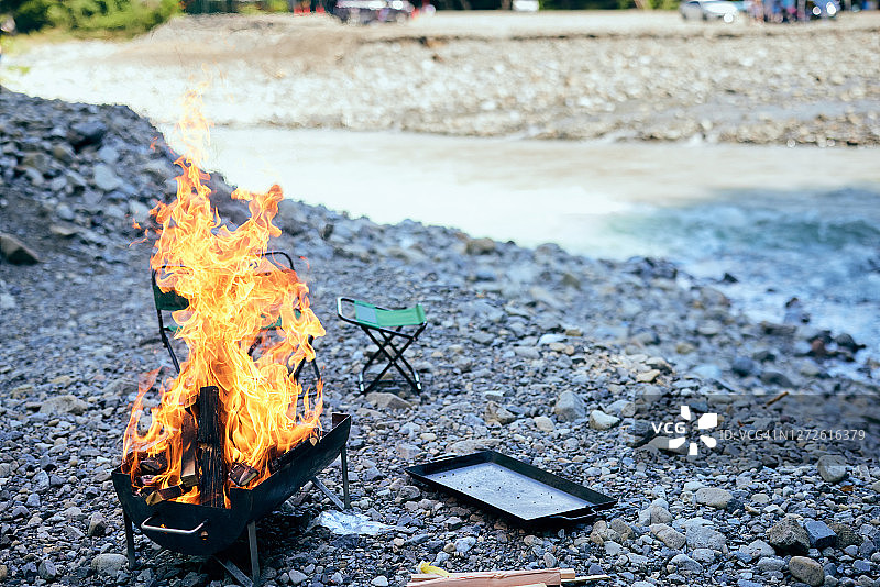 河边烧烤火焰图片素材