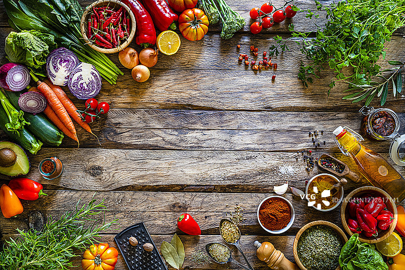 五彩蔬菜香料边框，乡村木桌背景留白图片素材