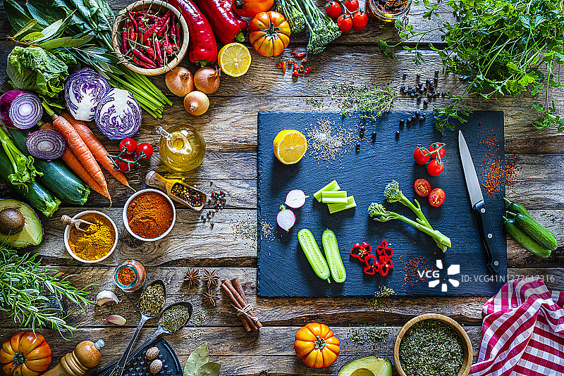 乡村木桌上的彩色蔬菜和香料边框图片素材