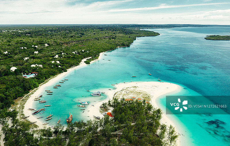 非洲桑给巴尔印度洋上的美丽海滩和船只图片素材