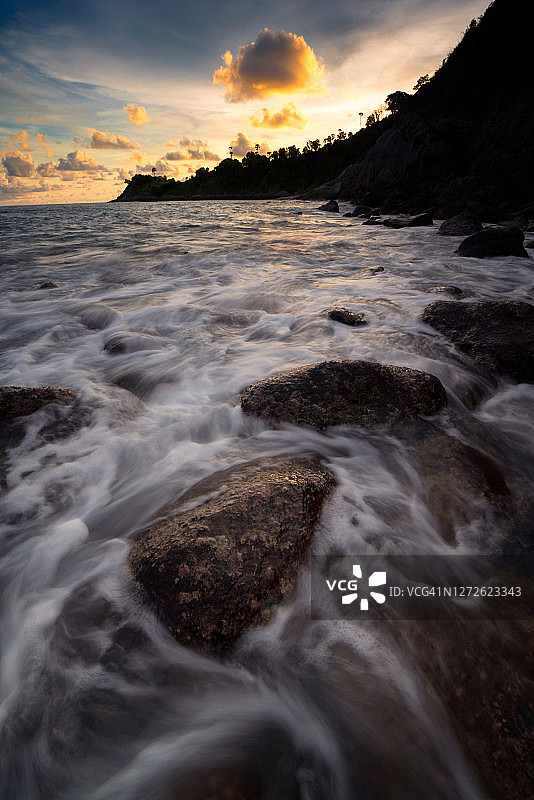 泰国普吉岛蓬贴海岬日落时的海景图片素材