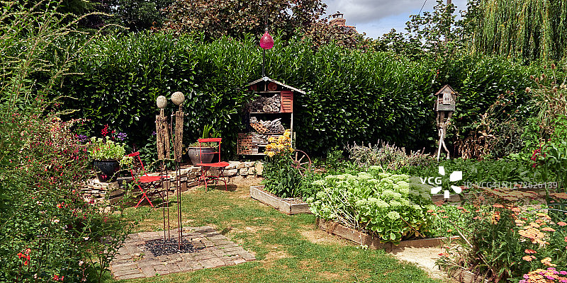 法国布列塔尼Rocambole花园蔬菜园中的昆虫旅馆图片素材