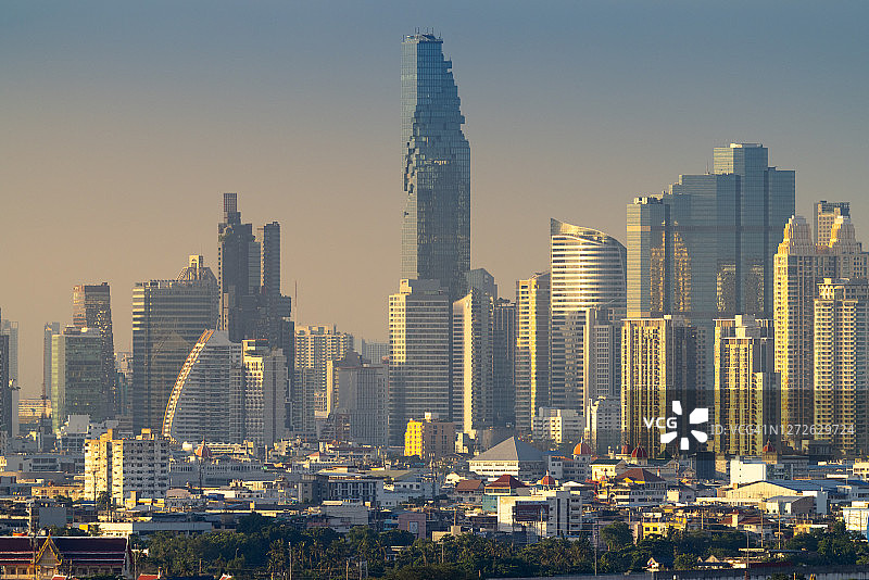 曼谷城市风光：Mahanakhon塔日落景色图片素材