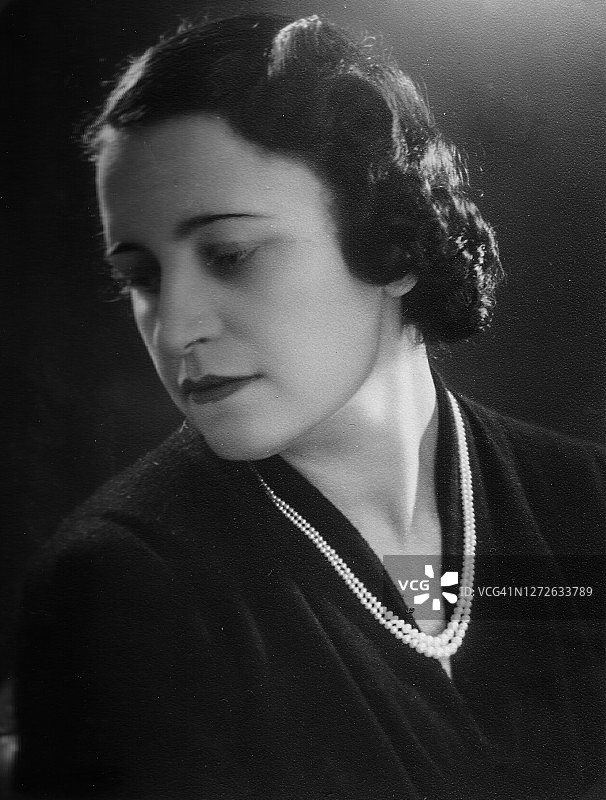 20世纪20年代意大利室内女子肖像图片素材