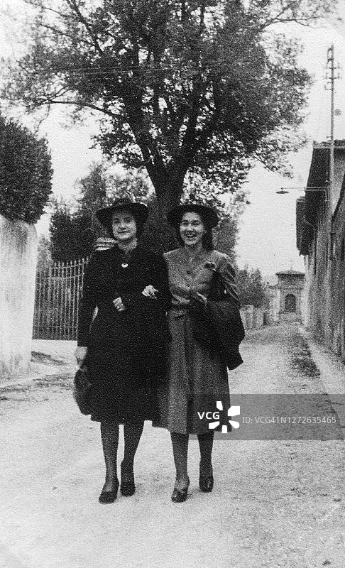 穿着优雅的情侣在20世纪30年代游览意大利塞蒂尼亚诺图片素材