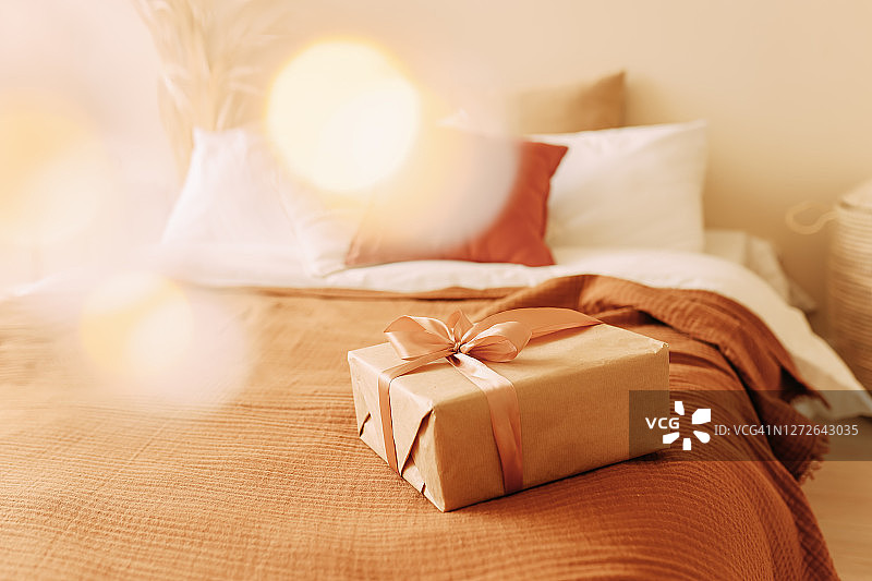 舒适明亮的卧室里漂亮的节日圣诞礼盒图片素材