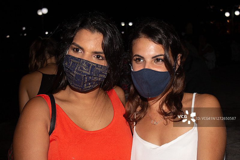 戴着口罩微笑的年轻女人，古巴图片素材