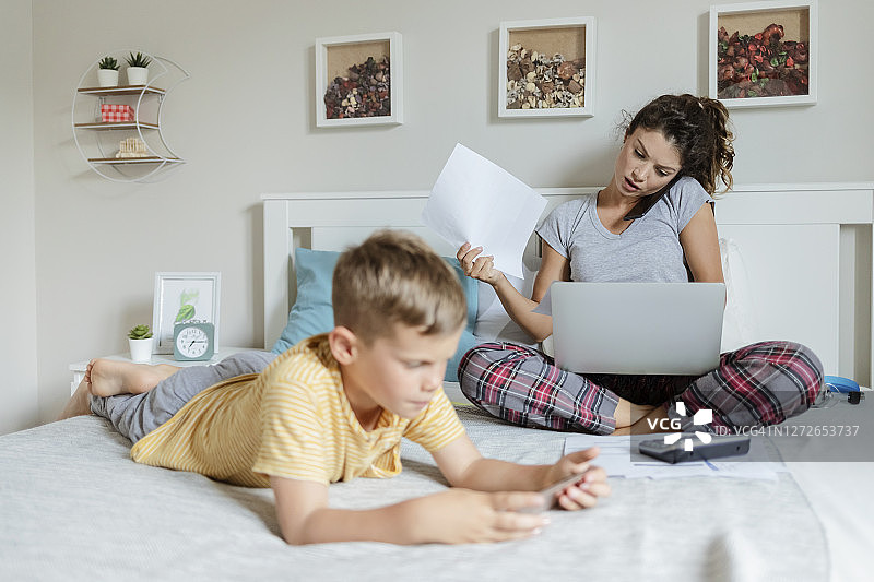 她更喜欢在家工作图片素材