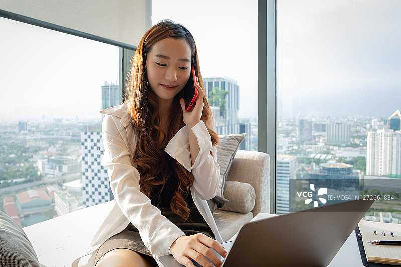 在家办公的亚洲年轻女人图片素材