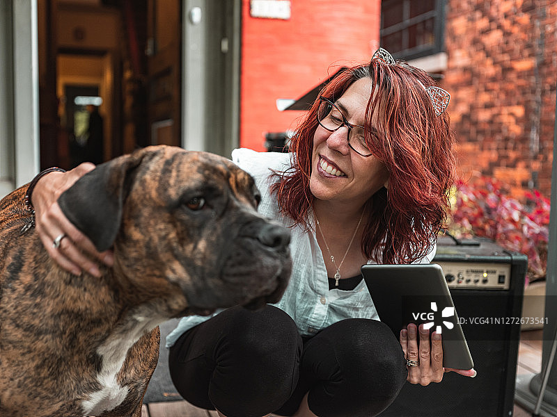 带着狗的女人图片素材