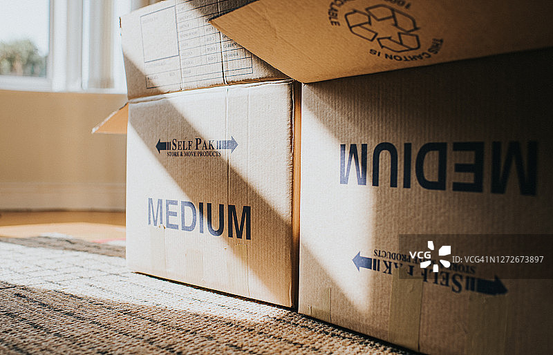 搬家期间的家庭房间内的纸板箱图片素材