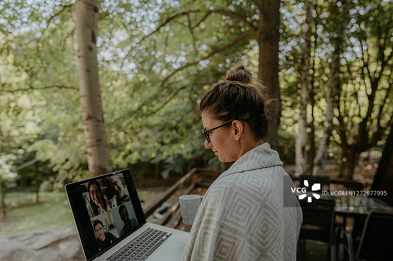年轻女人进行视频会议通话图片素材