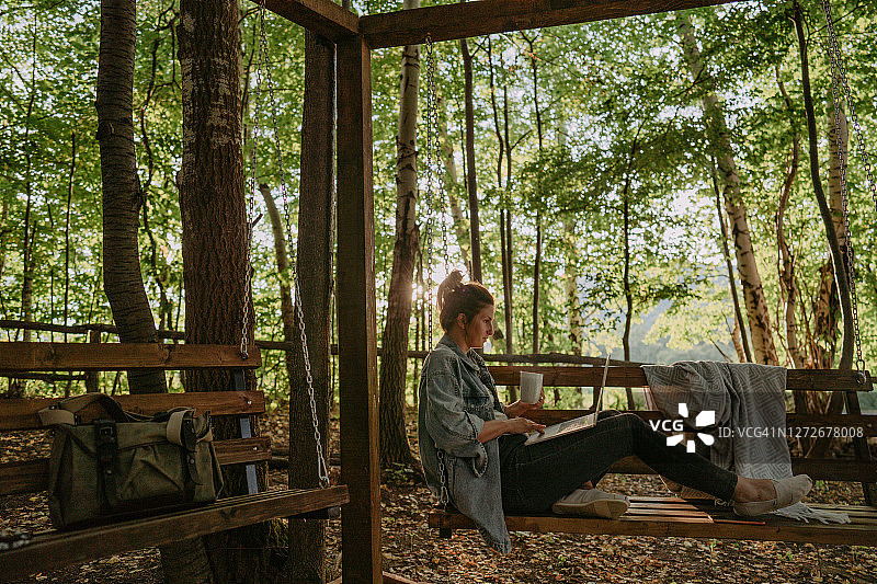 女人在远程地点工作图片素材