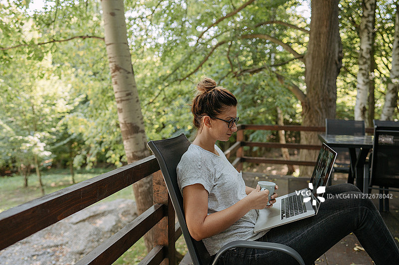 年轻女人进行视频会议通话图片素材