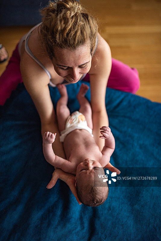 母亲抱着新生男婴图片素材
