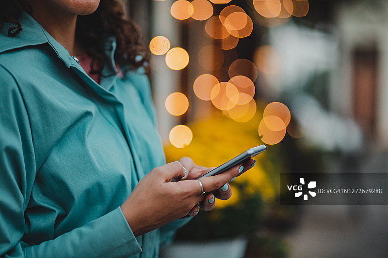 女人拿着智能手机的手部特写图片素材