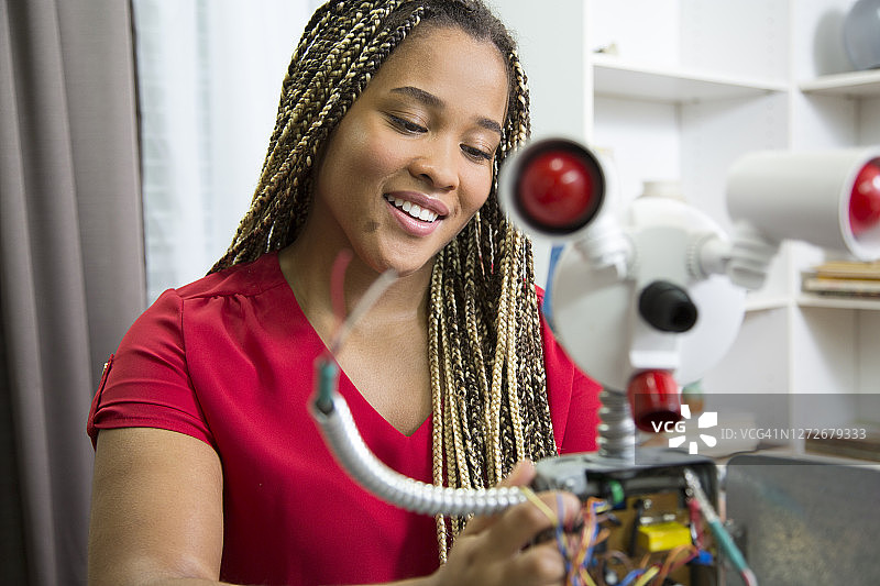 STEM - 学生正在做她的学校机器人科学项目图片素材