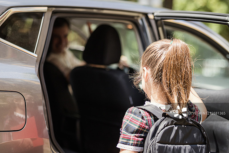 女学生下车图片素材
