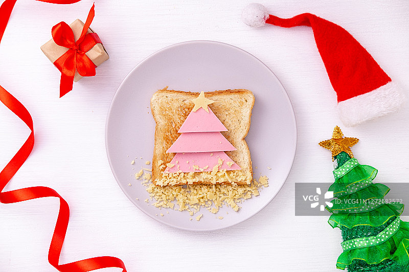 有趣的圣诞树三明治：吐司、香肠和奶酪儿童早餐创意图片素材