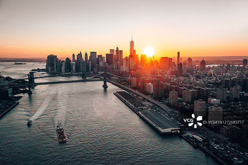黄昏时分的曼哈顿下城天际线图片素材