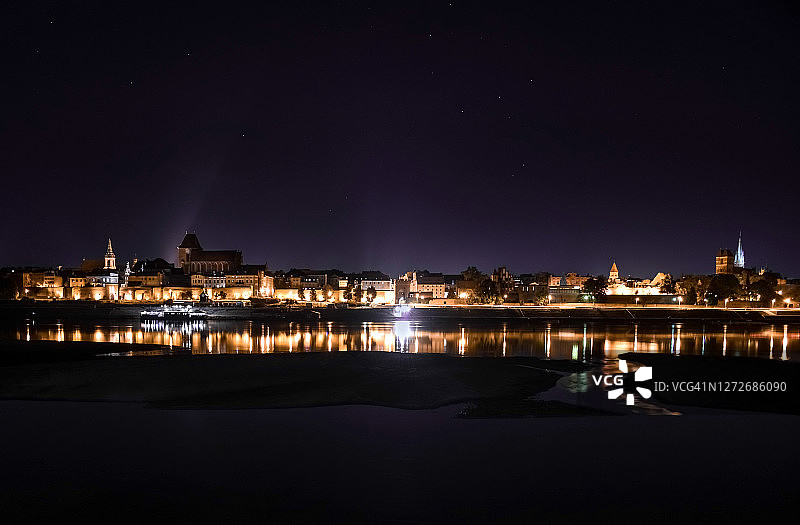 波兰托伦夜间照明天际线（维斯瓦河对岸）图片素材