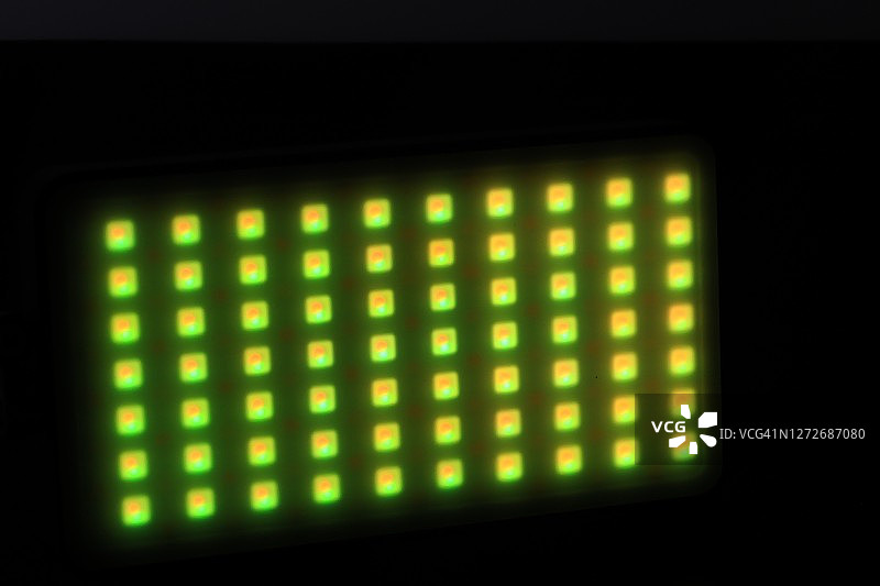 黑色背景上的LED灯条图片素材