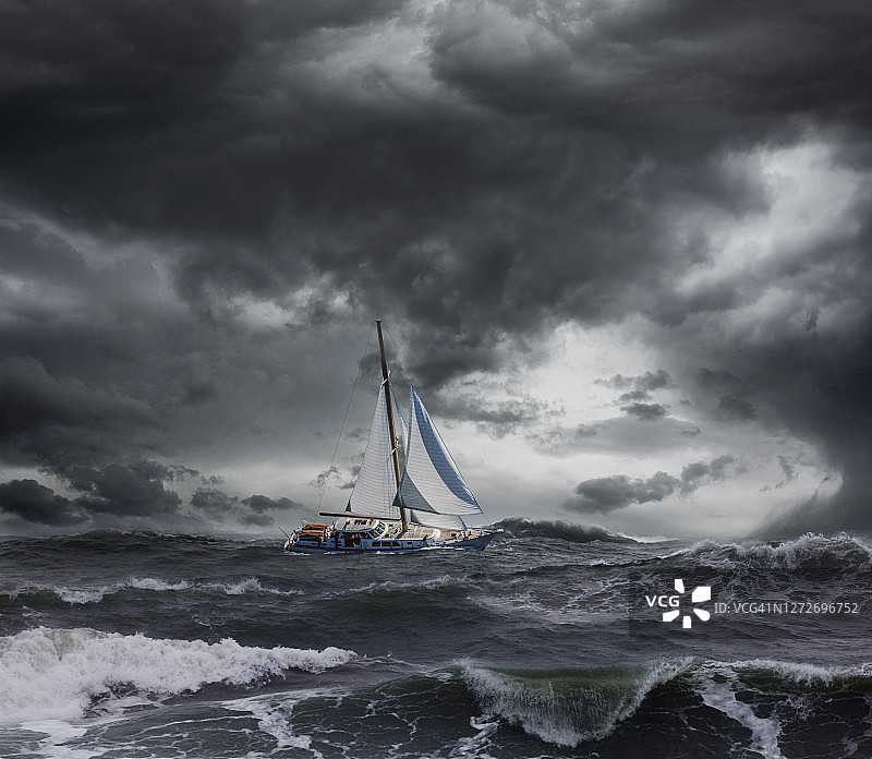 暴风雨中的游艇图片素材