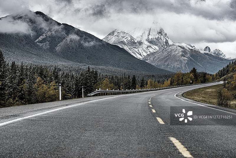 班夫国家公园蜿蜒的山路图片素材