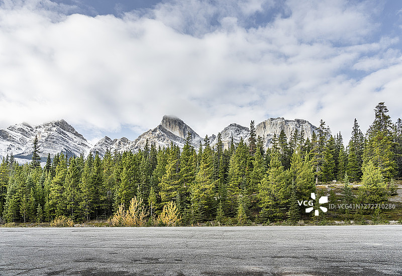 班夫国家公园蜿蜒的山路图片素材