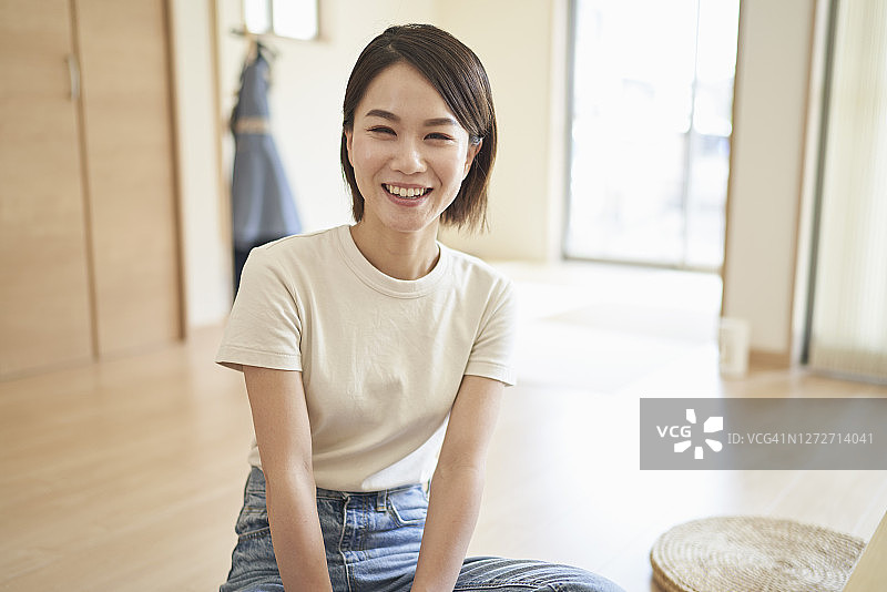 女人在客厅里放松图片素材