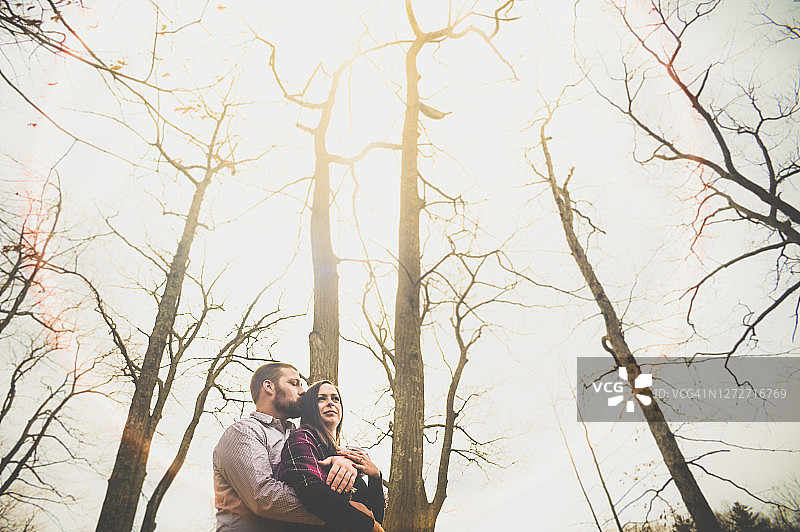 情侣在秋日阳光中拥抱图片素材