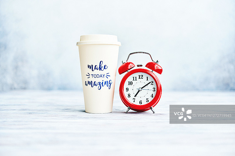 鲜艳背景下的咖啡杯和红色闹钟图片素材