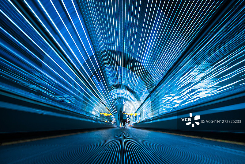 广州机场的自动扶梯通道，长曝光光效图片素材