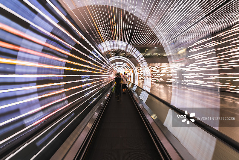 广州机场的自动扶梯通道，长曝光光效图片素材