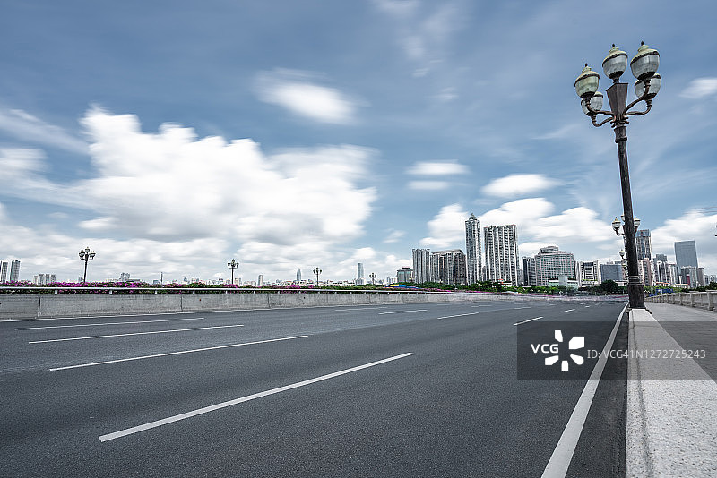 中国广州：城市道路与远处的高楼大厦图片素材
