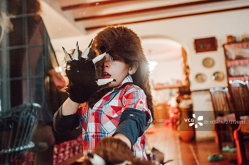 穿着狼服装的男孩（5岁）图片素材