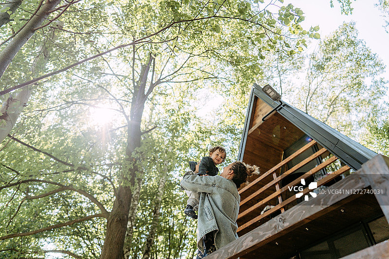 周末与儿子在小屋里图片素材