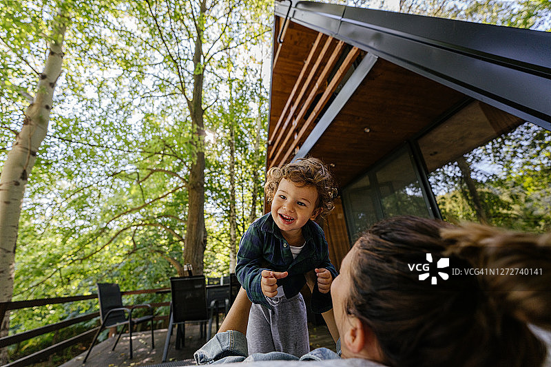 和妈妈的悠长周末图片素材