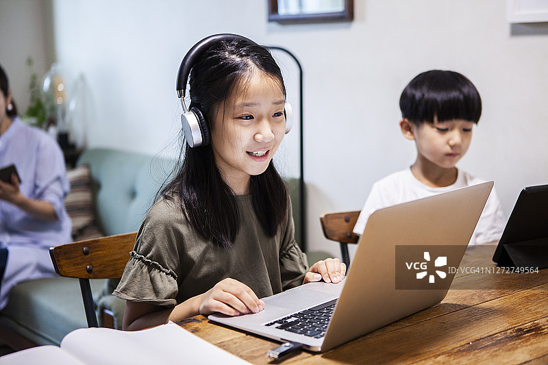 女孩在家快乐地学习编程图片素材
