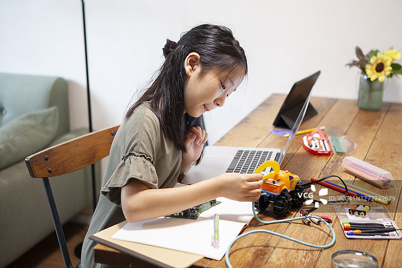 女孩在家制作电子机器人图片素材