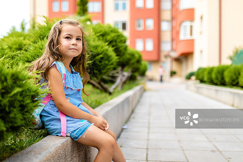 兴奋地等待校车的5岁女孩图片素材