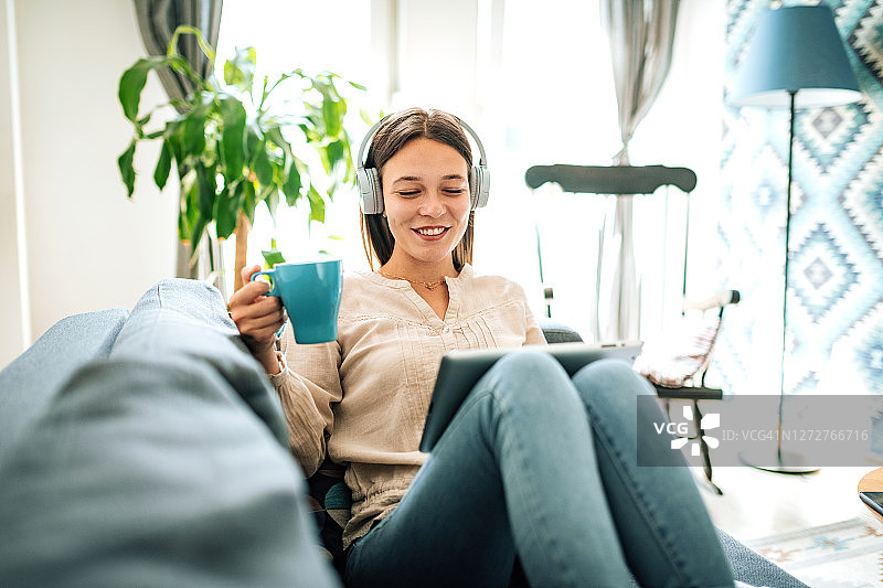 利用空闲时间通过在线课程和免费网络研讨会学习新技能图片素材