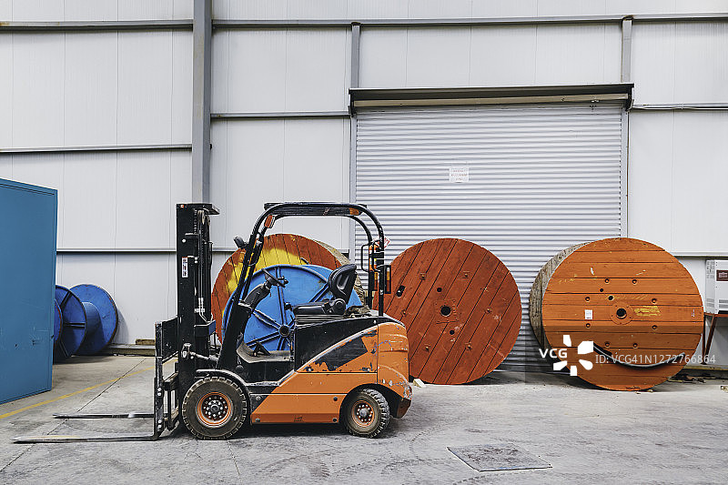 叉车停放在工厂仓库图片素材