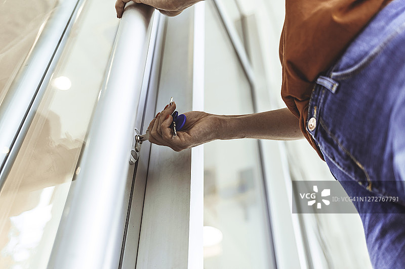 用钥匙锁门图片素材